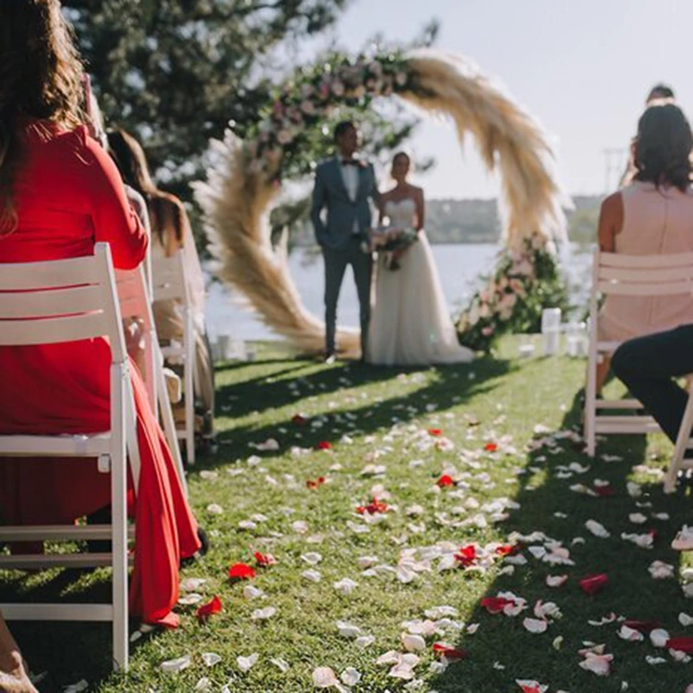 Decor romantic cu petale artificiale Petale artificiale albe pentru decor romantic de Ziua Îndrăgostiților