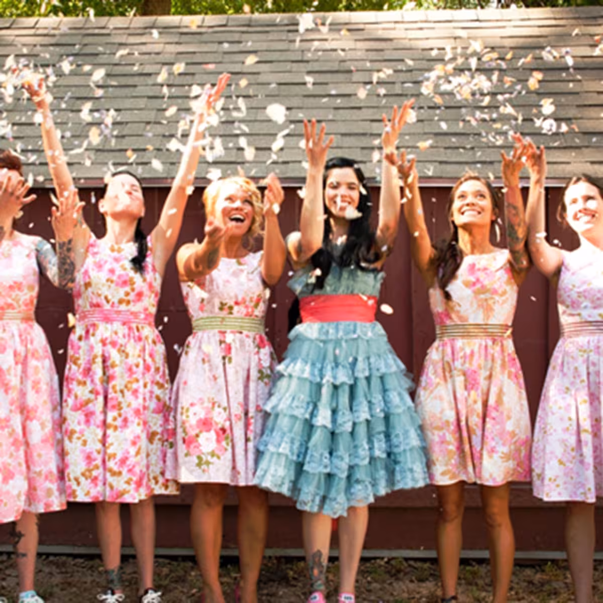 Petale albe artificiale pentru decor de nuntă, aniversare sau petrecere