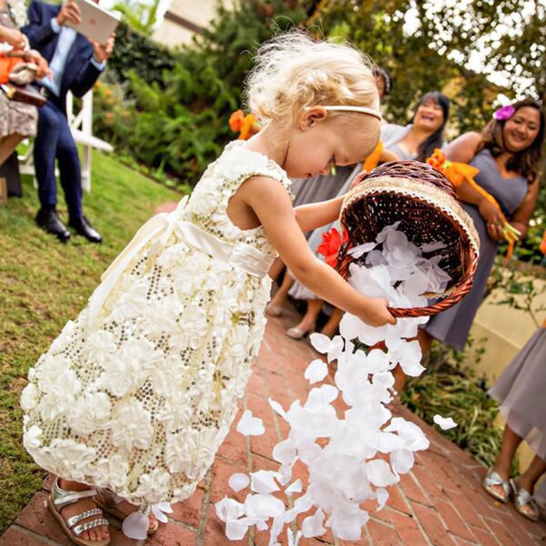 Decor nuntă cu petale albe Petale artificiale albe utilizate pentru decorul culoarului de nuntă