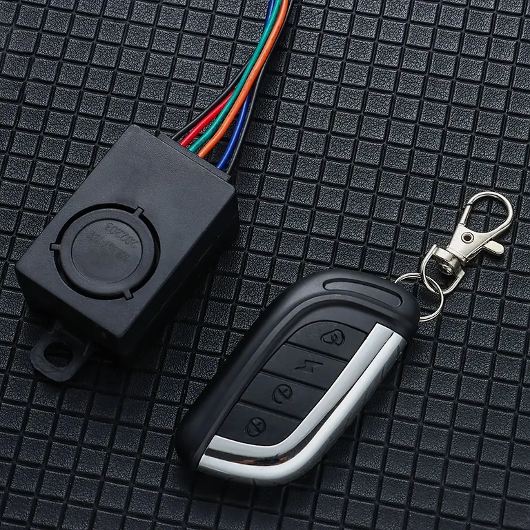 Alarmă antifurt inteligentă cu funcții keyless și telecomandă