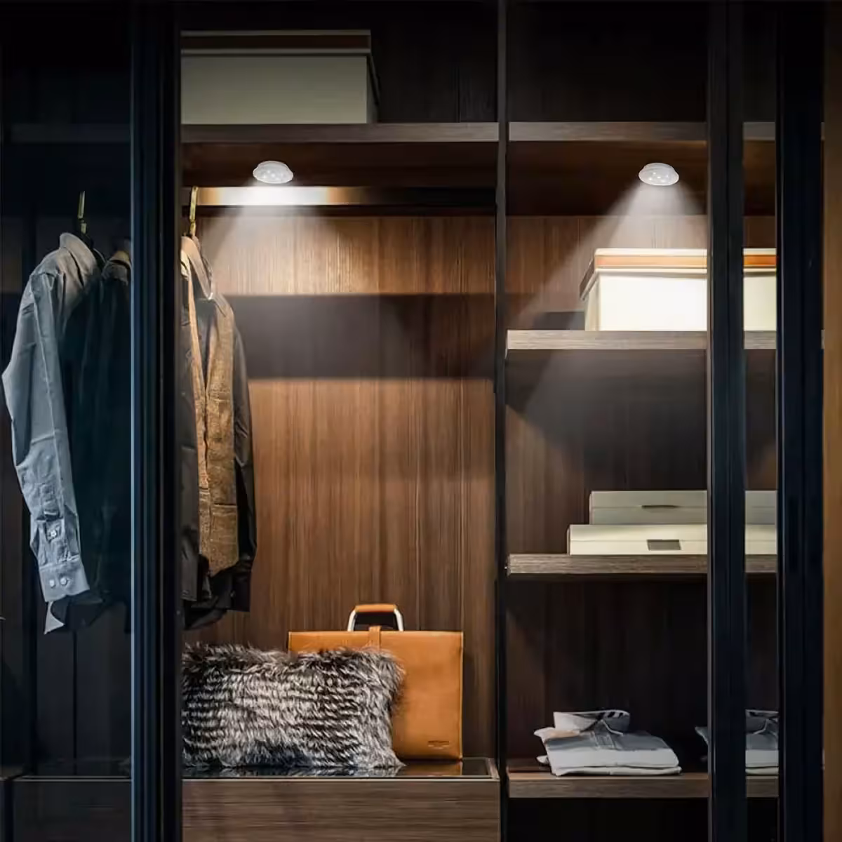 Spoturi LED ideale pentru montaj sub dulapuri, rafturi sau garaje