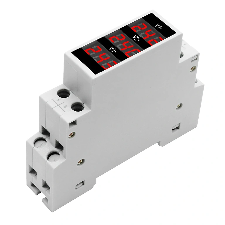 Instalarea voltmetrului digital într-un panou electric industrial.