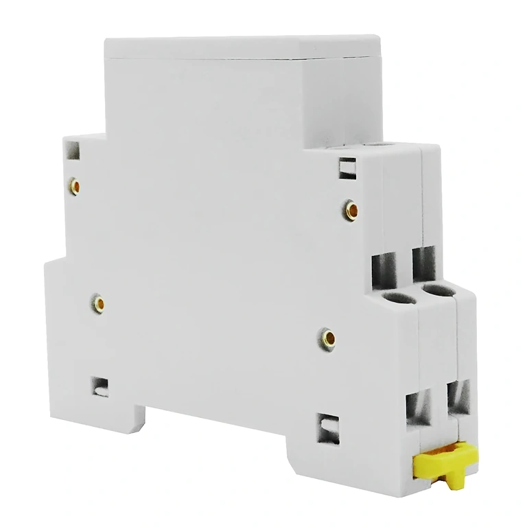 Voltmetru digital montat pe șină DIN pentru panouri electrice.