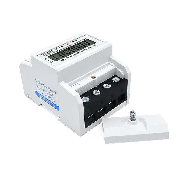 Montajul contorului trifazat digital pe șină DIN într-un panou electric.