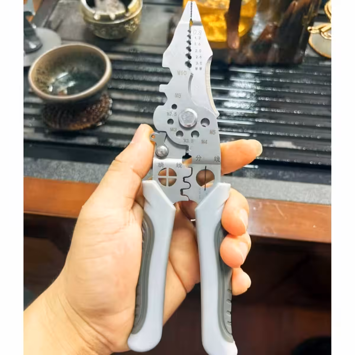 Clește electric cu zonă de dezizolare pentru fire și cabluri electrice.