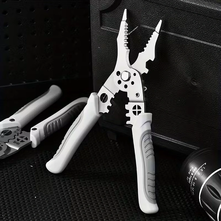 Găuri calibrate pentru dezizolare Găuri calibrate pentru dezizolarea precisă a firelor de diferite grosimi.