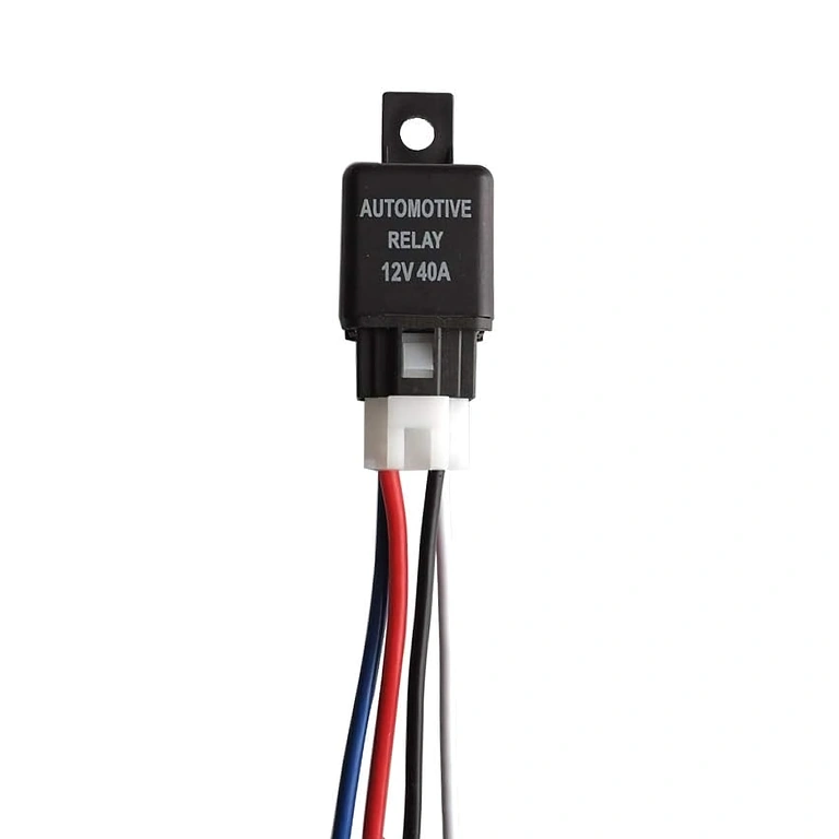Releu auto 12V 4 pini 40A cu soclu - vedere frontală clară