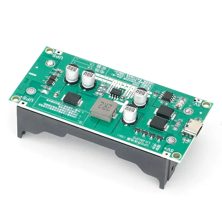 Modul UPS Mini conectat cu 2 baterii 18650, pregătit pentru alimentare neîntreruptă