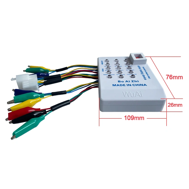Bateria conectată la testerul universal pentru verificarea controllerului