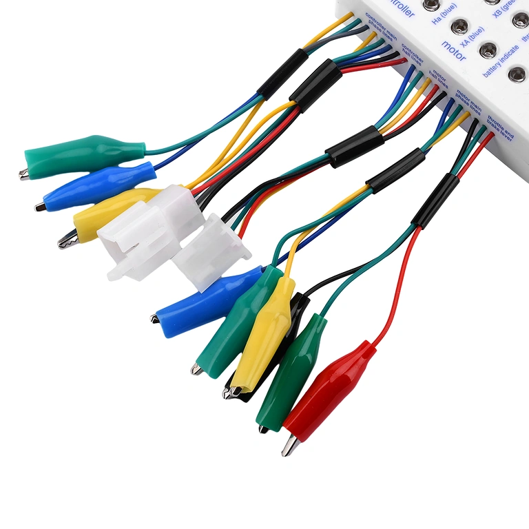 Firele faze ale motorului conectate la testerul universal