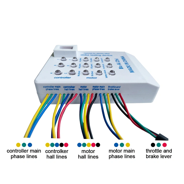 Detaliu al conexiunilor testerului universal pentru bicicletă și trotinetă electrică